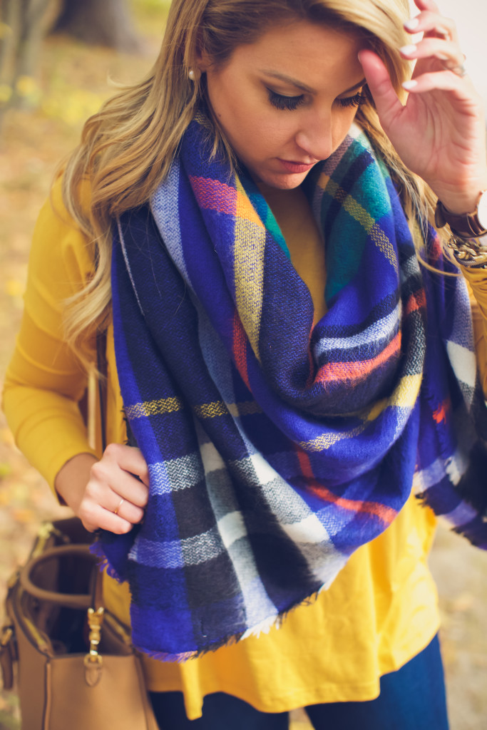 How to tie a Blanket Scarf. The best blanket scarf for fall. Fall plaid Fall fashion. How to wear a hunter boots in New England-10
