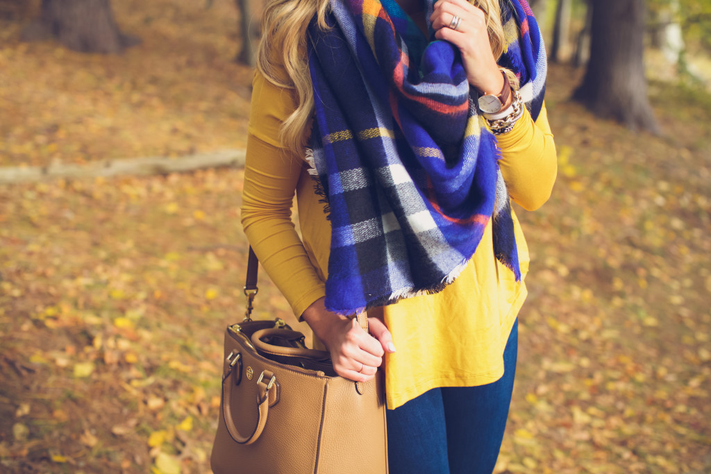 How to tie a Blanket Scarf. The best blanket scarf for fall. Fall plaid Fall fashion. How to wear a hunter boots in New England-11