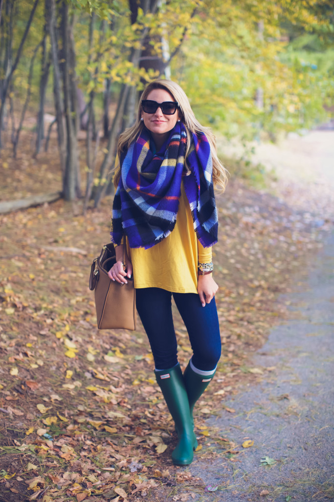 How to tie a Blanket Scarf. The best blanket scarf for fall. Fall plaid Fall fashion. How to wear a hunter boots in New England-2