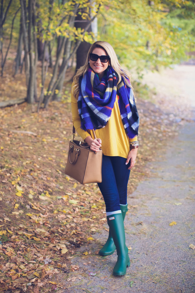 How to tie a Blanket Scarf. The best blanket scarf for fall. Fall plaid Fall fashion. How to wear a hunter boots in New England-4