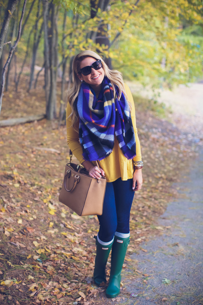 How to tie a Blanket Scarf. The best blanket scarf for fall. Fall plaid Fall fashion. How to wear a hunter boots in New England