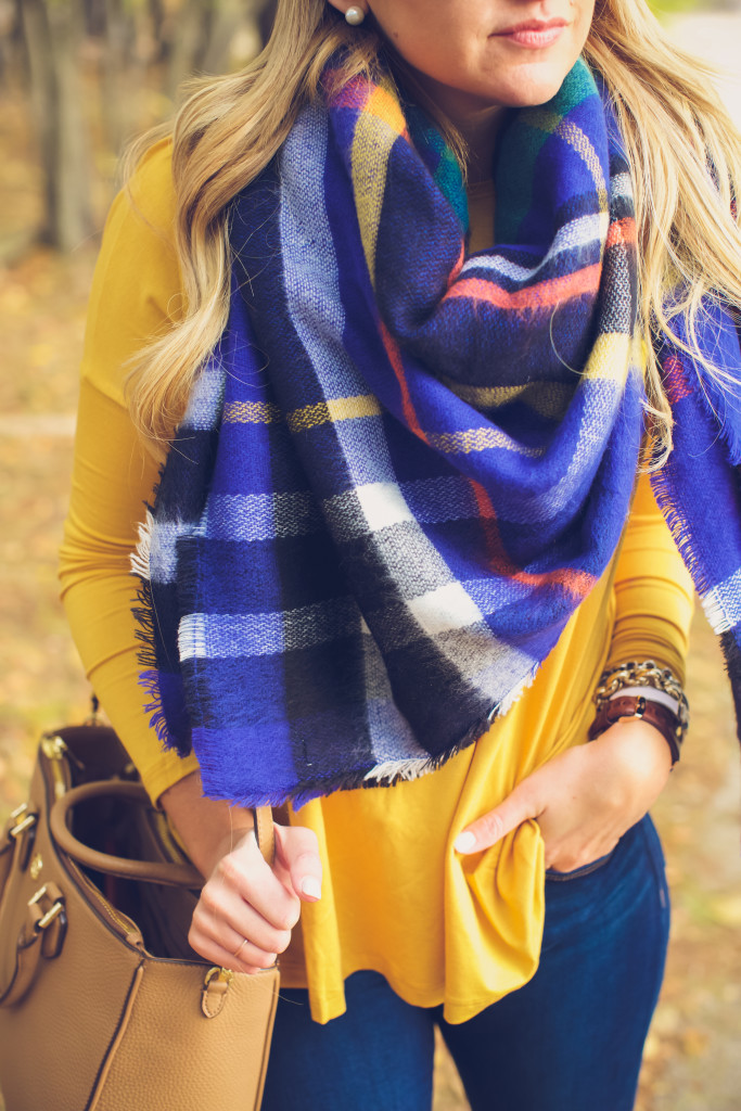 How to tie a Blanket Scarf. The best blanket scarf for fall. Fall plaid Fall fashion. How to wear a hunter boots in New England-8